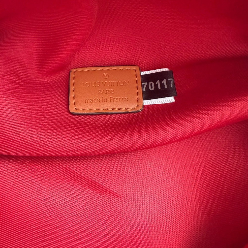 Inspired L V Shearling Bumbag with distinctive contrasting monogram - Picture 5 of 6